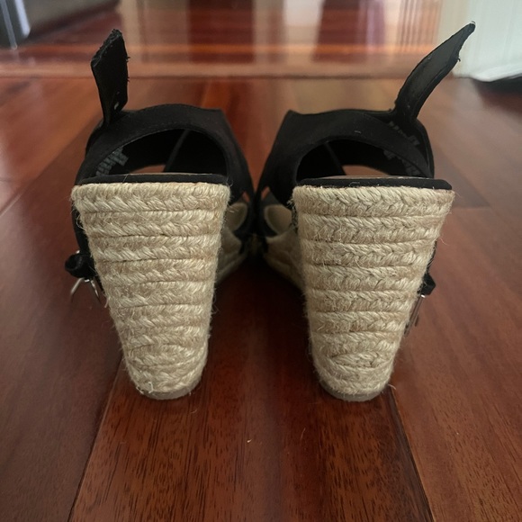 NWOT APT. 9 BLACK WEDGES SIZE 7 - Picture 3 of 3